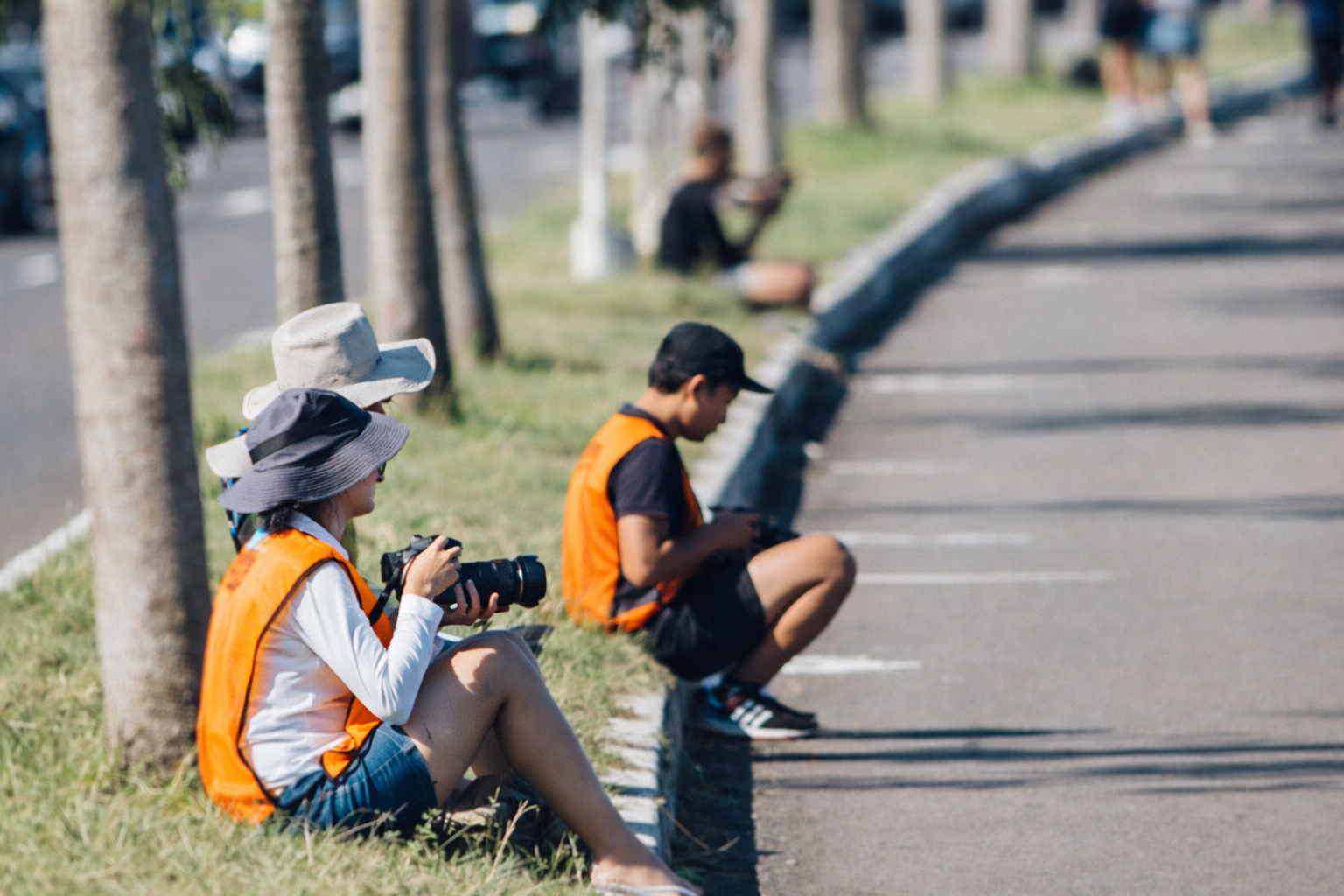 Fotógrafo registrando atletas em evento esportivo