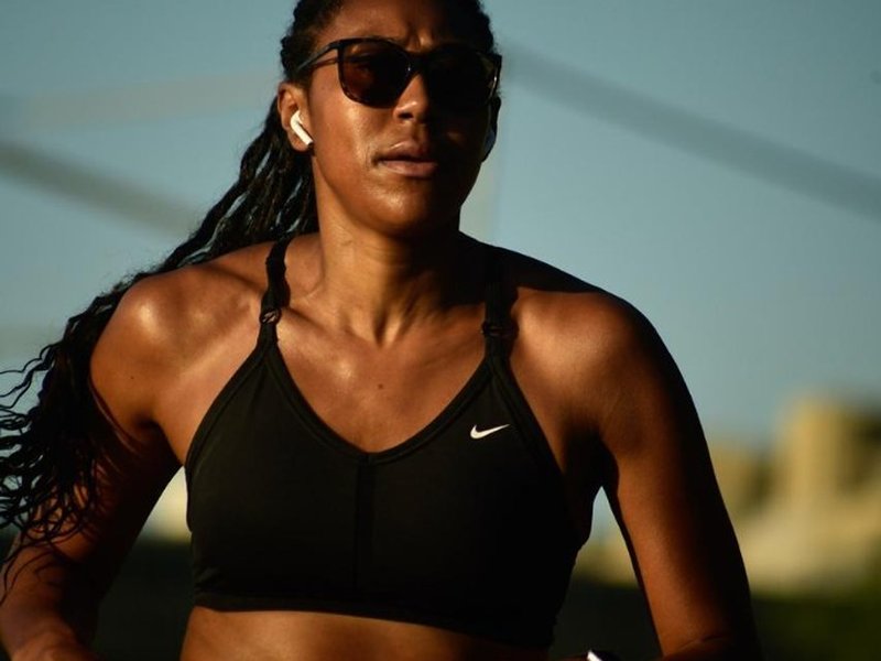 Corredora em treino ao entardecer