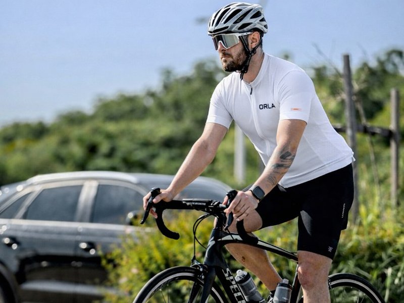 Ciclista em treino com camisa Orla
